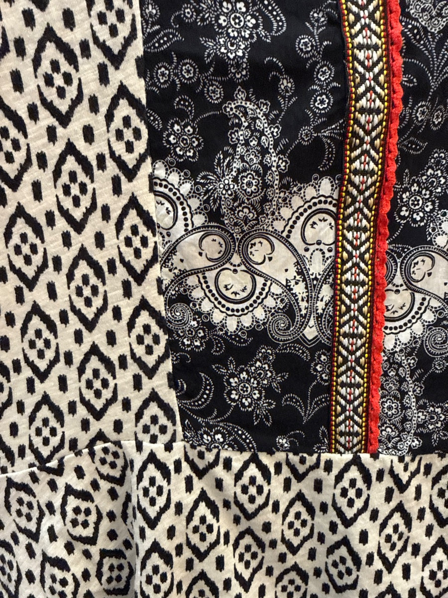 Akemi+Kin · Woven Accent · Medium · Cream, Black