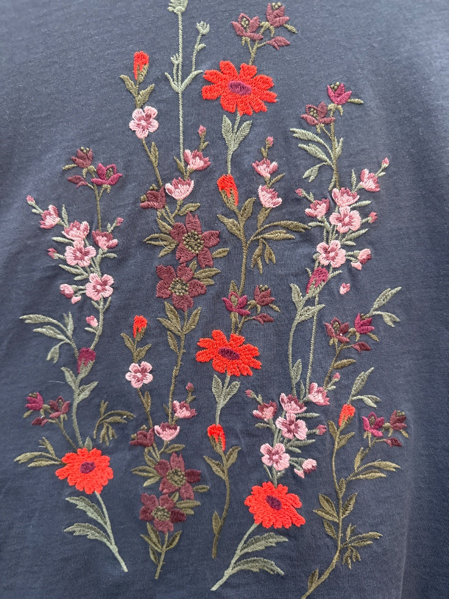 American Eagle · Floral Embroidered Short Sleeve Top · Medium · Grey