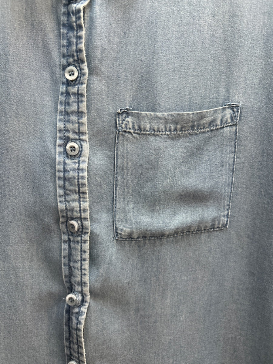 Velvet Heart · Short-Sleeve Shirt · Medium · Chambray
