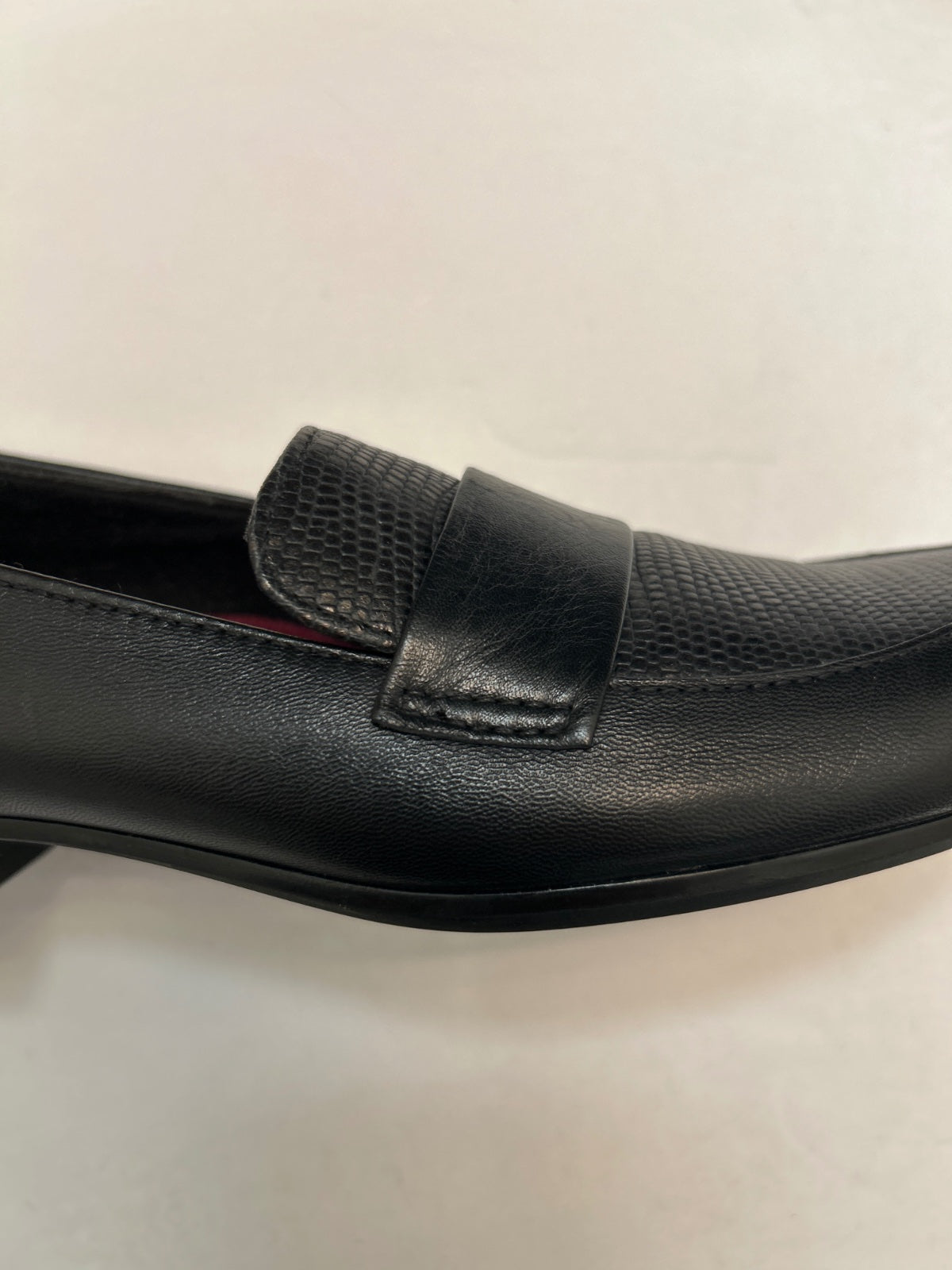 Munro · Kiera Slip-On Loafers · 7.5 · Black