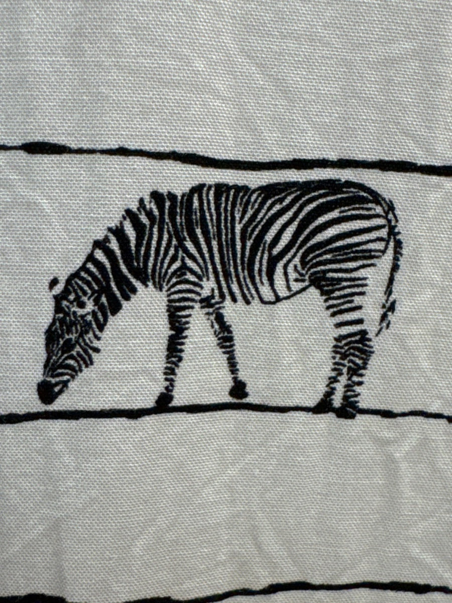 Jane&Delancey · Roll Tab Shirt Zebras Grazing · Large · White/Black