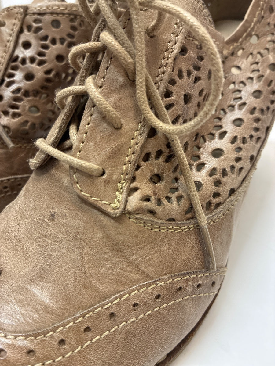 Dromedaris · Martha Perforated · 7.5 · Mocha