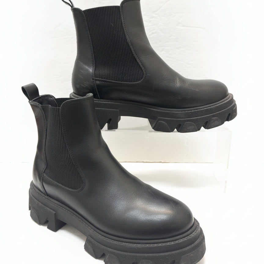 Alohas · Beranice Leather Ankle Boots · 9.5 · Black