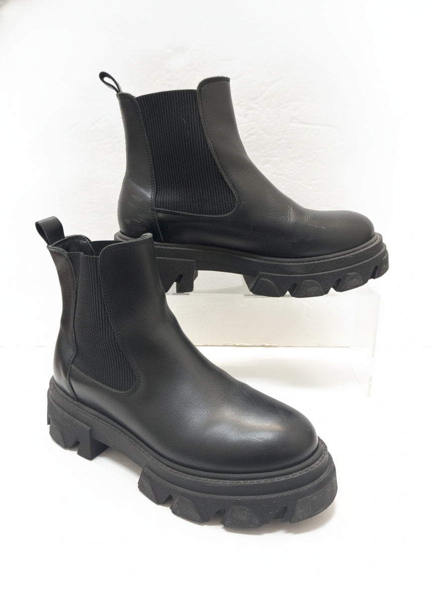 Alohas · Beranice Leather Ankle Boots · 9.5 · Black