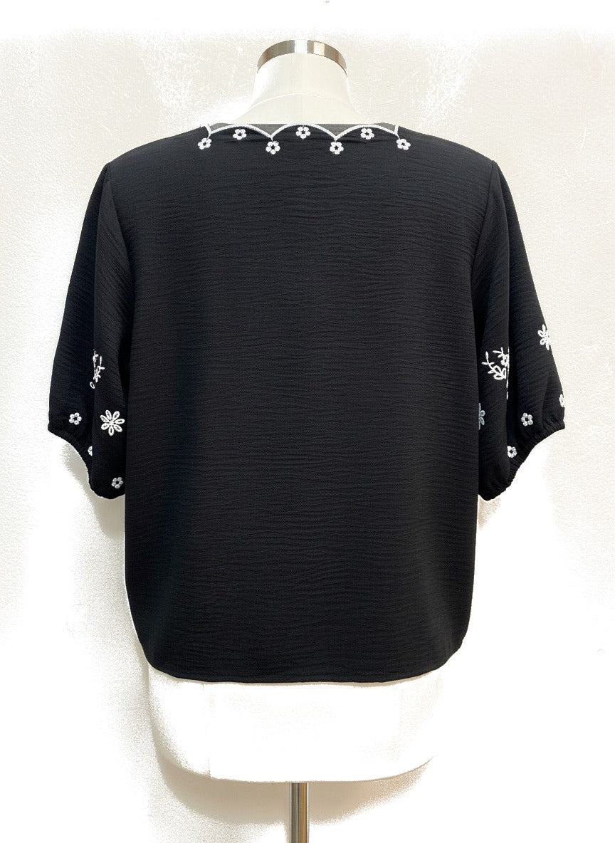 Adrianna Papell · Tie Front Detail Balloon Sleeve · Small · Black/White Embroidery