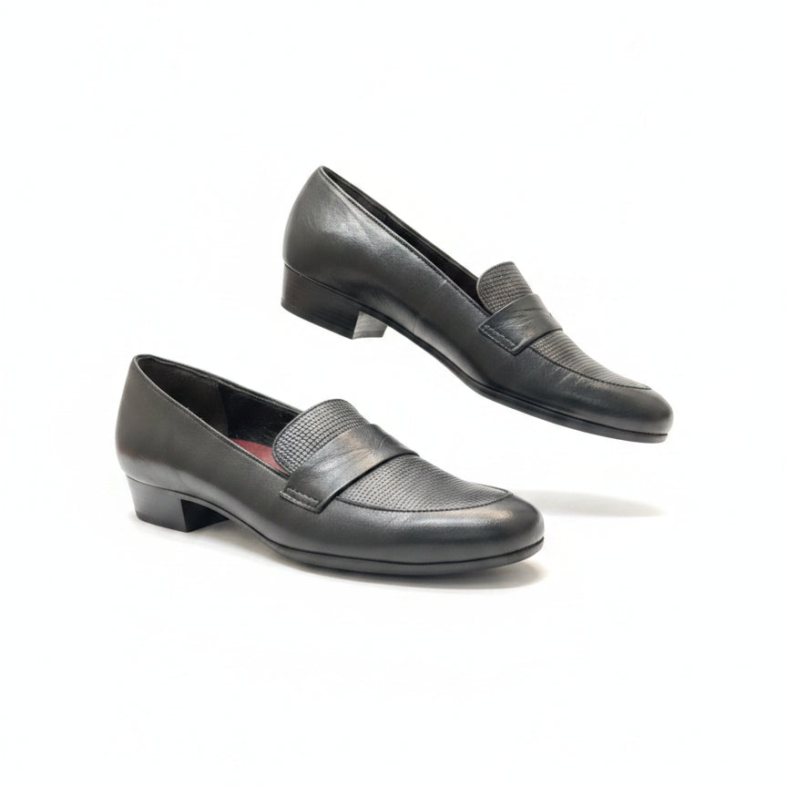 Munro · Kiera Slip-On Loafers · 7.5 · Black