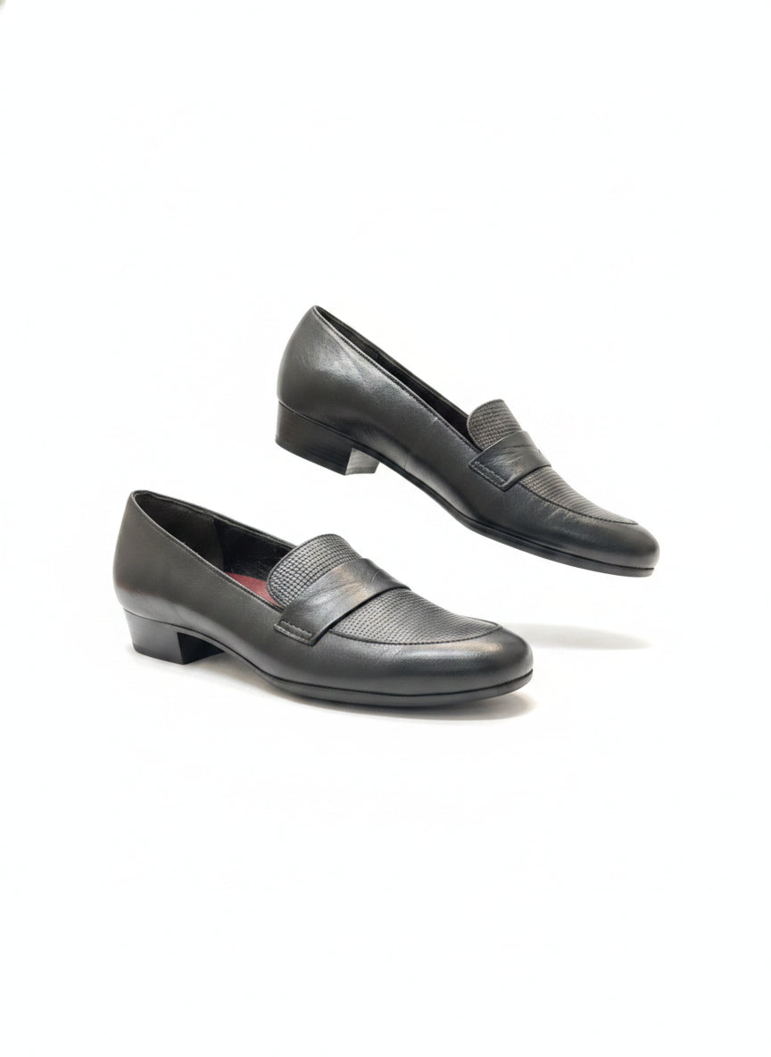 Munro · Kiera Slip-On Loafers · 7.5 · Black