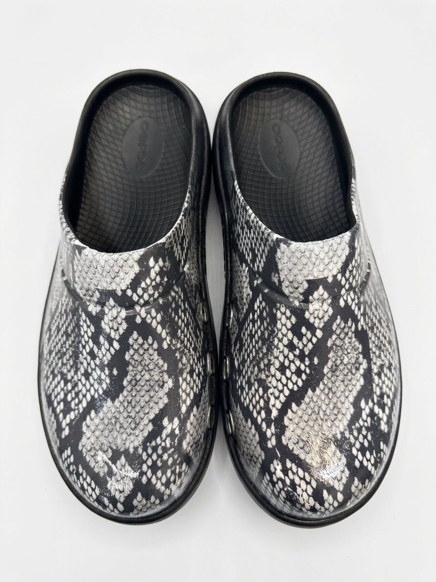 Oofos · Oocloog Recovery Mule · 11 · Black/White Reptile Print