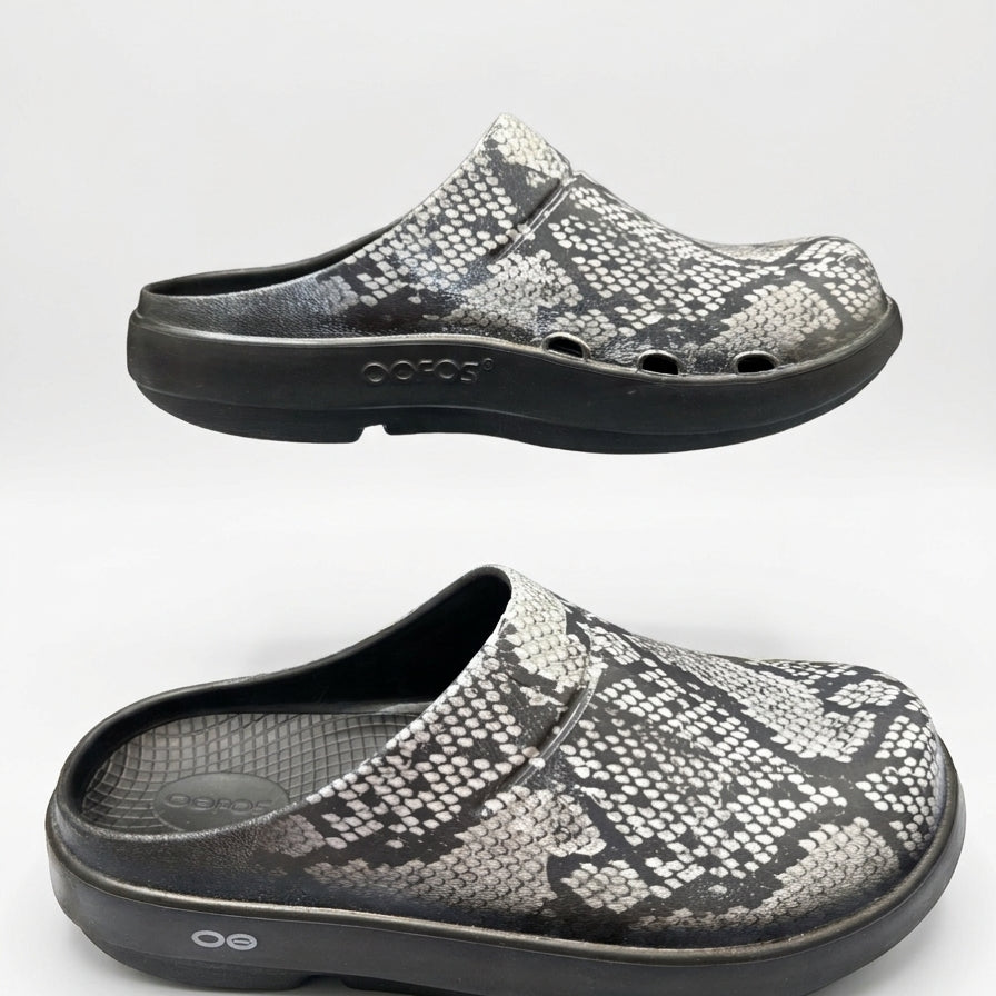 Oofos · Oocloog Recovery Mule · 11 · Black/White Reptile Print