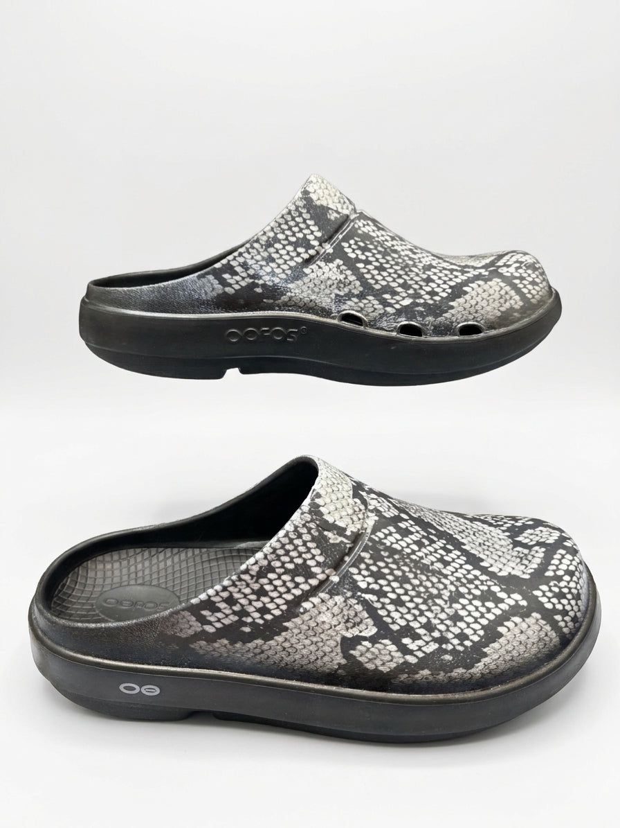 Oofos · Oocloog Recovery Mule · 11 · Black/White Reptile Print