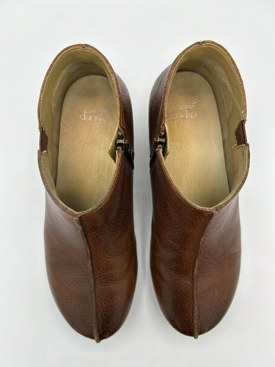 Dansko · Makara Boot · 9.5 · Brown
