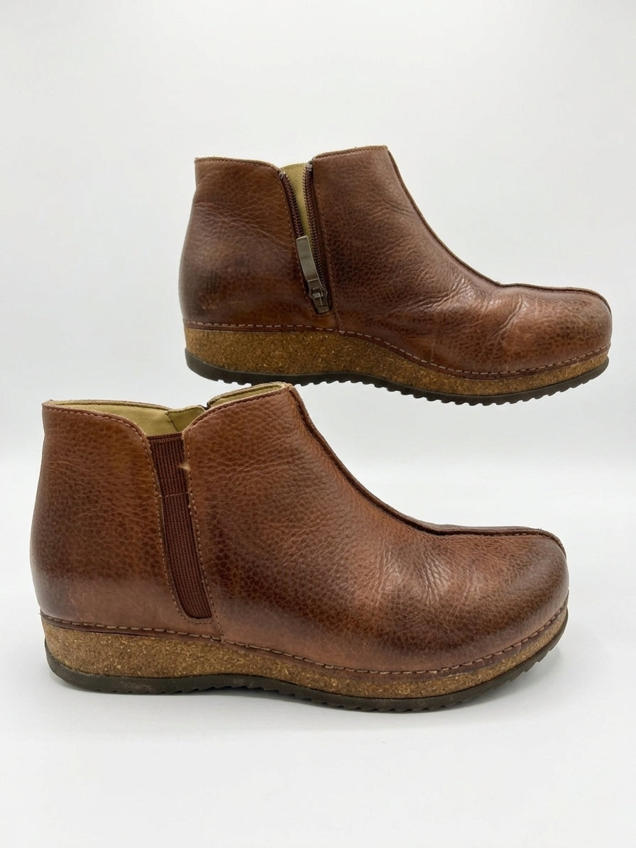 Dansko · Makara Boot · 9.5 · Brown